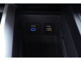 携帯の充電などに役立つUSB電源ソケットとディスプレーオーディオと接続用USBソケットになります!