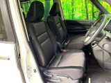 運転席まわりには十分なスペースがあり、大柄な方でもゆったり運転していただける環境です。