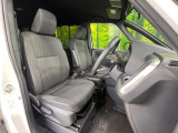 運転席まわりには十分なスペースがあり、大柄な方でもゆったり運転していただける環境です。