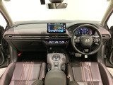 車内は光触媒抗菌消臭施工済です。インパネ周りはスタイリッシュなデザインで機能や装備も充実しています。グローブボックスやカップホルダーのほかにトレーなどたくさんの収納スペースが付いています。