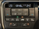 オートエアコンは左右席で独立温度コントロールが可能です。運転席はキンキンに冷やして助手席はマイルドにと言った設定が可能です☆暑さ寒さでケンカすることもなくなりますね♪