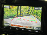 【バックカメラ】駐車時に後方がリアルタイム映像で確認できます。大型商業施設や立体駐車場での駐車時や、夜間のバック時に大活躍!運転スキルに関わらず、今や必須となった装備のひとつです!