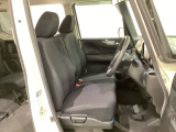 座面も厚みがあり背もたれも高く、広い足元にゆったり座れるシートです。運転席と助手席の間が空いている為、助手席側への移動がスムーズです。交通量の多い道でも助手席側から乗り降りができます。