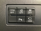 運転席脇のクラスタースイッチ部分にはカメラ切り替えスイッチ、パーキングセンサー、その他走行系スイッチを集中配置しております。