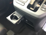 収納式ドリンクホルダーは、運転席からも助手席からも使いやすいです。