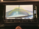 リバースギアに入れるだけで後方の表示へ切り替わります。夜間や雨の日の駐車も楽になりますよ。