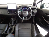 革巻きステアリングで快適な操作性の運転席です。