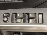 パワーウィンドのスイッチです。運転席に座りながら、助手席や後席の窓を開け閉めできるので大変便利ですよ。