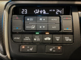 オートエアコンは左右席で独立温度コントロールが可能です。運転席はキンキンに冷やして助手席はマイルドにと言った設定が可能です☆暑さ寒さでケンカすることもなくなりますね♪