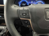 ステアリングスイッチ付きで、運転中に視線を前に向けたまま操作できます。