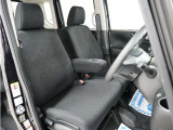 運転席のスペースはゆったりしていて、視界も広く確保されているので普段の運転からロングドライブまで快適です。