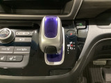 ハイブリッド専用セレクトレバーです。シフトチェンジを電子信号で送信するセレクトレバーを採用していますので、軽快でスマートな操作を楽しめます。