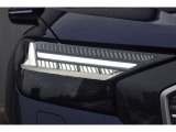 マトリクスLEDヘッドライト搭載!ロービーム用のLEDライトとひとつのユニットに多数のLEDが組み込まれたヘッドライトです。対向車や先行車を検知すると、その部分だけハイビームのLEDを消灯または減光させます。