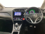 車内は光触媒抗菌消臭施工済です。スタイリッシュなデザインでスポーティなインパネ周りを演出します。グローブボックスやカップホルダーのほかにトレーなどたくさんの収納スペースが付いています。