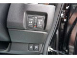 両側電動スライドドア付。通常のドアに比べて、車のボディーに対し平行に開閉し、開けてもスペースを取りません。出入り口が大きいドアはお子様のいるご家庭はもちろん、混んだ駐車場でも大活躍です!