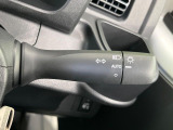【オートライト】周りの明るさに応じて自動でヘッドライトの点灯・消灯ができる機能です!ライトの付け忘れ・消し忘れなどが無くなり、雨の日や夕方の走行も安心!トンネル通過時も便利ですね♪