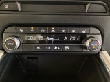 温度の設定のみで快適な風量やモードなどを自動調整してくれるフルオートエアコンを装備!運転席側、助手席側で左右独立して温度調節も可能です!