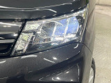 【LEDヘッドライト】悪天候や夜間走行時も良好な視界を確保し安心して運転できる高輝度LEDヘッドライトを装備!点灯速度が早く、消費電力も抑えられています。