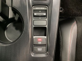 エレクトリックギアセレクターの下に、異なる加速感を楽しめるドライブモードスイッチがついています。一般道、スポーツ走行、エコ走行など、シーンに合わせて最適な加速感を楽しめるドライブモードスイッチです。