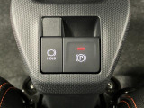 【電動パーキングブレーキ+オートブレーキホールド機能】 指先だけで簡単に操作が可能なパーキングブレーキ、スイッチを押すとブレーキペダルから足を離してもブレーキを保持できるオートブレーキホールド搭載。