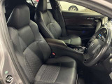 運転席の画像です。足元やシートまわりに余裕があり、リラックスした姿勢で運転が可能です。視界も良好で操作系へのアクセスもしやすく、快適で安心感のあるドライブをサポートします。