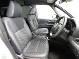 ゆったり室内で運転もしやすいです♪使い勝手の良い配置も考えられています!!