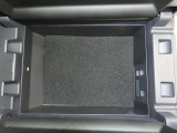 アームレスト内の収納部に、USBポートを二口備えています。運転席と助手席それぞれのスマホや電子小物を充電可能です。