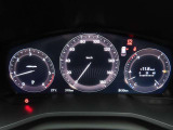CX-80のメーター部です。車格に見合った美しいグラフィックデザインでありつつも華美な装飾を避け、必要な情報を瞬時に読み取れる様デザイン・配置されています。