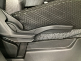 運転席にはドライバーの体型や好みに応じて前後方向だけでなく、高さの調整ができるシートリフターを装備!