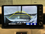リバースギアに入れるだけで後方の表示へ切り替わります。夜間や雨の日の駐車も楽になりますよ。