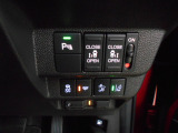 パーキングセンサーや横滑りを防ぐVSA等のスイッチ類は運転席の右側、手の届きやすい位置にあります。