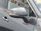 対向車や歩行者が認識しやすいサイドターンランプ付カラードドアミラー