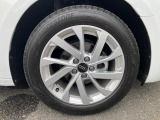 全車両に標準装備の純正アルミホイールは、純正ならではのバランスの良いデザインと、走行安定性をお楽しみ頂けます。