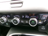 オートエアコンは左右席で独立温度コントロールが可能です。運転席はキンキンに冷やして助手席はマイルドにと言った設定が可能です。暑さ寒さでケンカすることもなくなりますね。