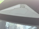 【ホンダセンシング】走行中に前方の車両等を認識し、衝突しそうな時は警報とブレーキで衝突回避と被害軽減をアシスト。より安全にドライブをお楽しみいただけます。