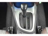 ハイブリッドカーですが運転操作は普通の車と変わりませんのでご安心ください。操作方法はスタッフが説明いたしますのでお気軽にご質問ください