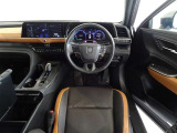 革巻きステアリングで快適な操作性の運転席です。