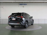 「ダブルウィッシュボーン式」のリヤサスペンションを採用。質感に優れた、心地よい乗車感を実現しています。