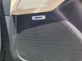 BOSEサウンドシステムを搭載。「良い音を出す」ではなく、その車種のごとに特徴を計算(車種専用設計)し、「反響音」を作り出すことによってどの座席でも自分中心で音が聴こえ、「心地よい空間」を作り出します。