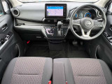 広々とした運転席で快適なドライブをお楽しみください