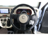 ハンドルの下部がフラットな形状になっているので、メーターなどの視野性が増し運転者にとって快適で安全です。