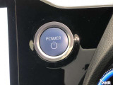 エンジンスタートスイッチです。キーが車内にあれば、エンジンの始動や停止はスイッチを押すだけ!キーを取り出す手間を省き、ワンプッシュで操作できるので簡単でスムーズです。