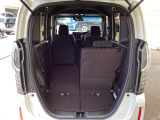 後席は分割可倒式で、用途に合わせてアレンジ可能。荷物の量や乗車人数に応じて柔軟に使える便利なシートです。