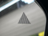 【後方車輛検知】走行中、ドアミラーの死角になりやすい箇所に後続車が接近するとサイドミラー付近に警告を表示、ドライバーに注意喚起をしてくれます。