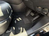 運転席側のフロアマットです。使用感はございますが、目立った汚れなどはありません。