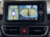 車庫入れの苦手な方にバック時のサポートバックモニター、パノラマモニター付き。※カメラが映し出す範囲は限られています。必ず車両周辺の安全を直接確認してください。