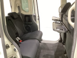 運転席・助手席の背もたれには、2列目シート用にカップホルダー付きの「格納式のシートバックテーブル」を装備しています。休憩時のちょっとした時間などカップを置いたり、小物置きに使えて便利です。