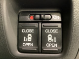 リアドアは乗り降りに便利な両側電動スライドドアです。また運転席に座っていながらスイッチ操作で自在にスライドドアを開け閉めできます。