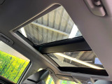 【パノラマルーフ】大型のガラスルーフ搭載で車内の解放感が一気にアップ!開放的なドライブをお楽しみいただけます。