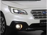 白く明るい光で夜間走行の安心感を高めるLEDヘッドランプです。